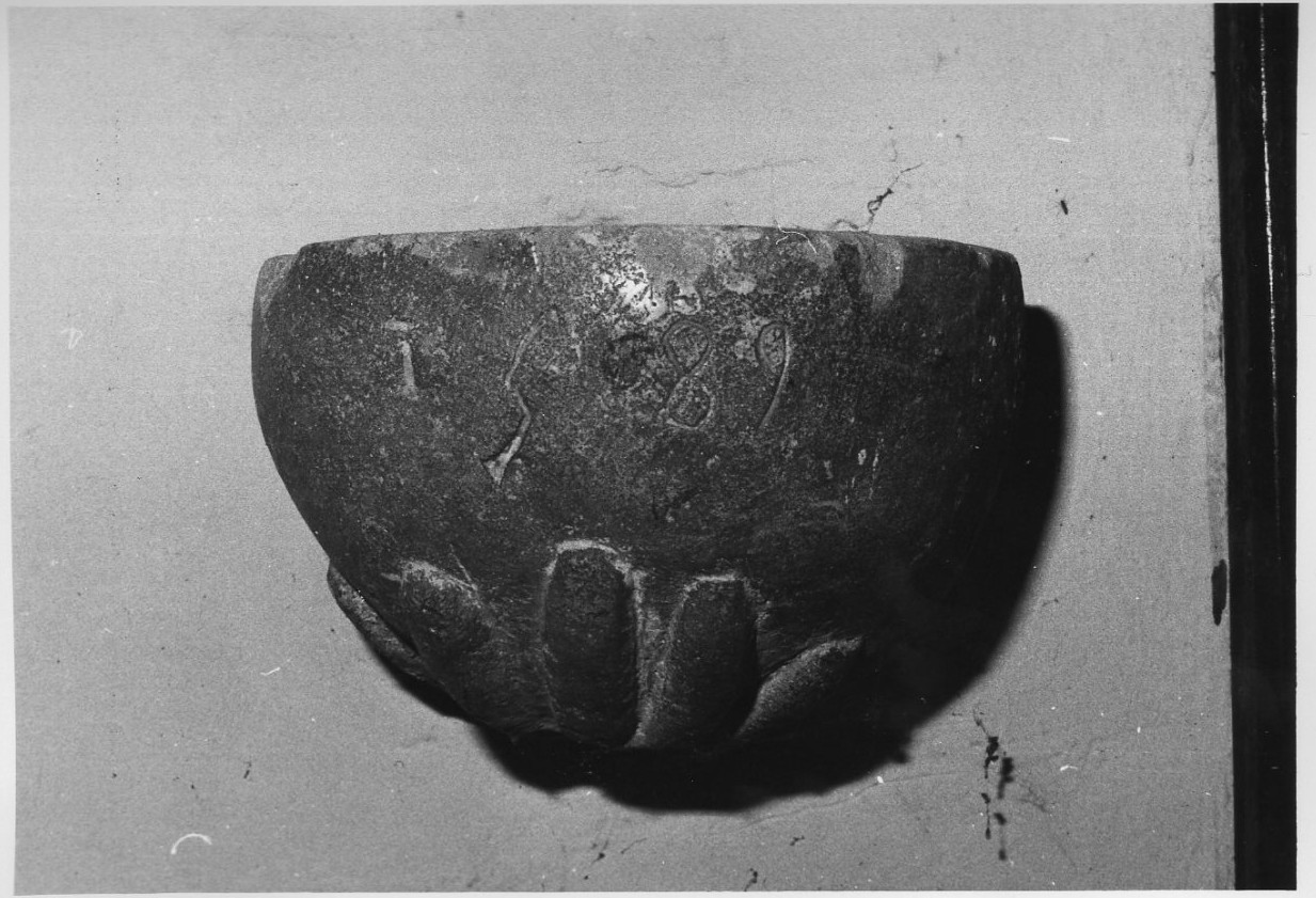 acquasantiera, opera isolata - bottega umbra (sec. XVI)