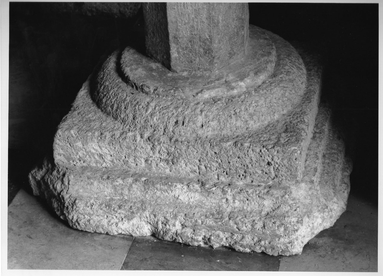 base di fonte battesimale, elemento d'insieme - bottega Italia centrale (secc. IX/ XI)