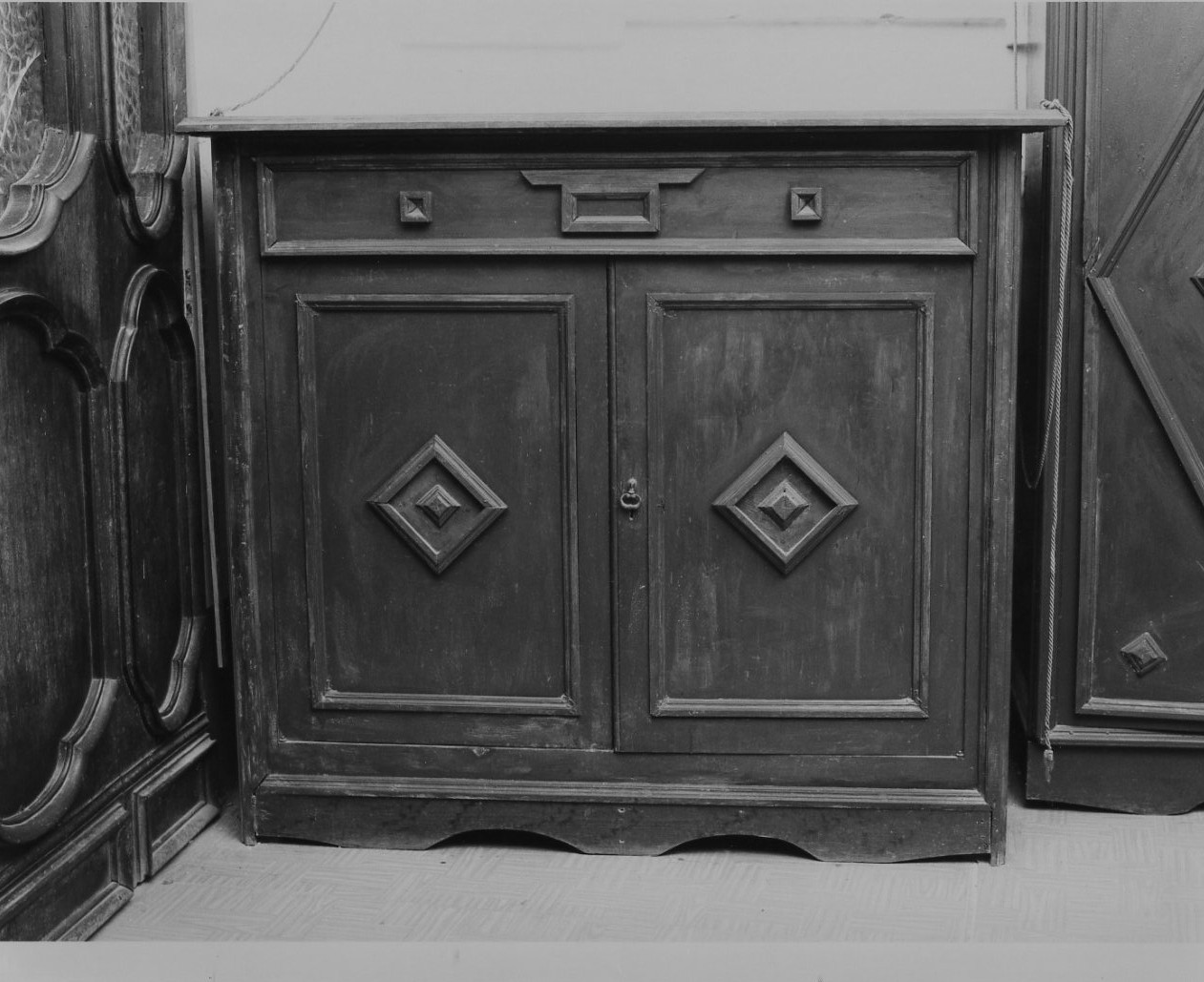 armadio, elemento d'insieme - bottega Italia centrale (metà sec. XX)