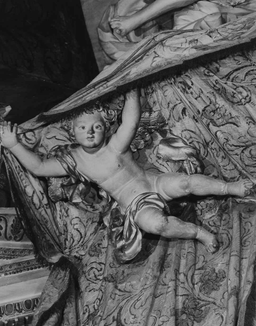 angeli reggicortina (statua, elemento d'insieme) - bottega Italia centrale (sec. XVII)