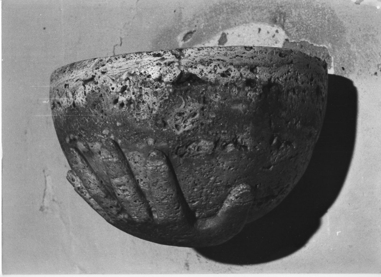 acquasantiera da parete, opera isolata - bottega umbra (sec. XVIII)