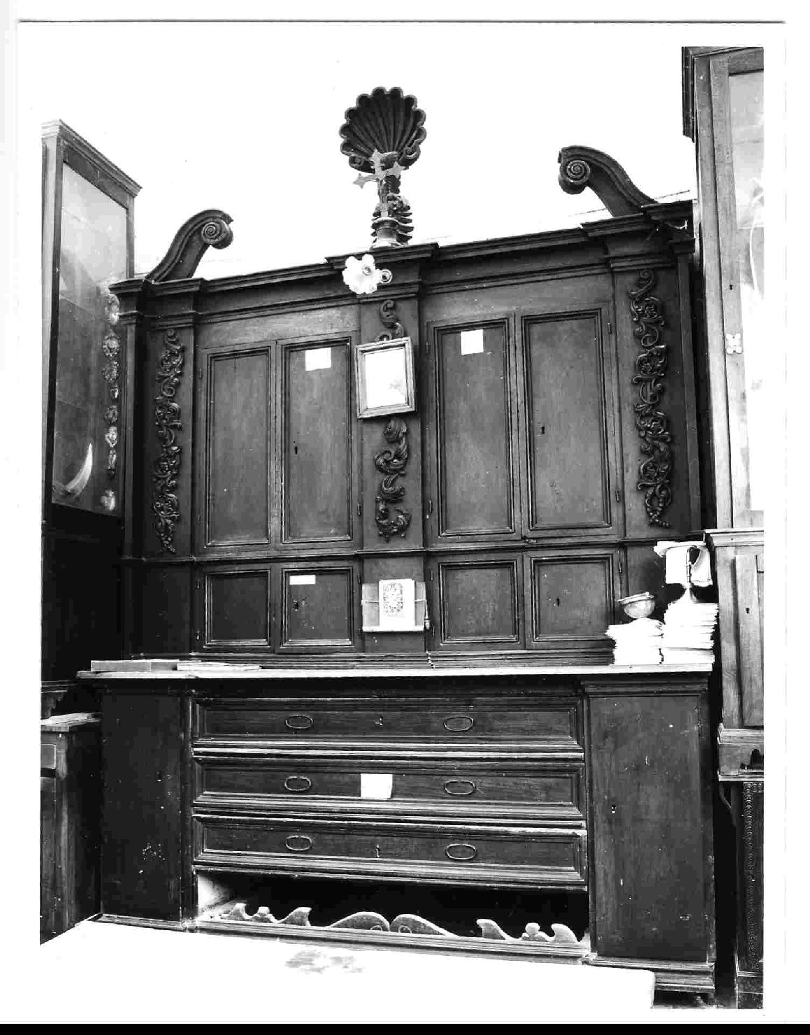 credenza da sacrestia con alzata, opera isolata - bottega umbra (sec. XVIII)