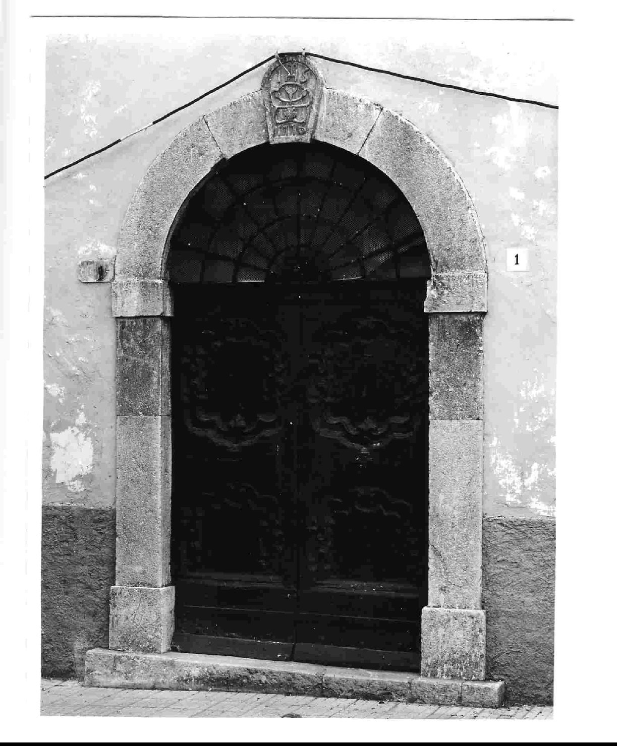 portale - ad arco, opera isolata - bottega Italia centrale (sec. XVIII)