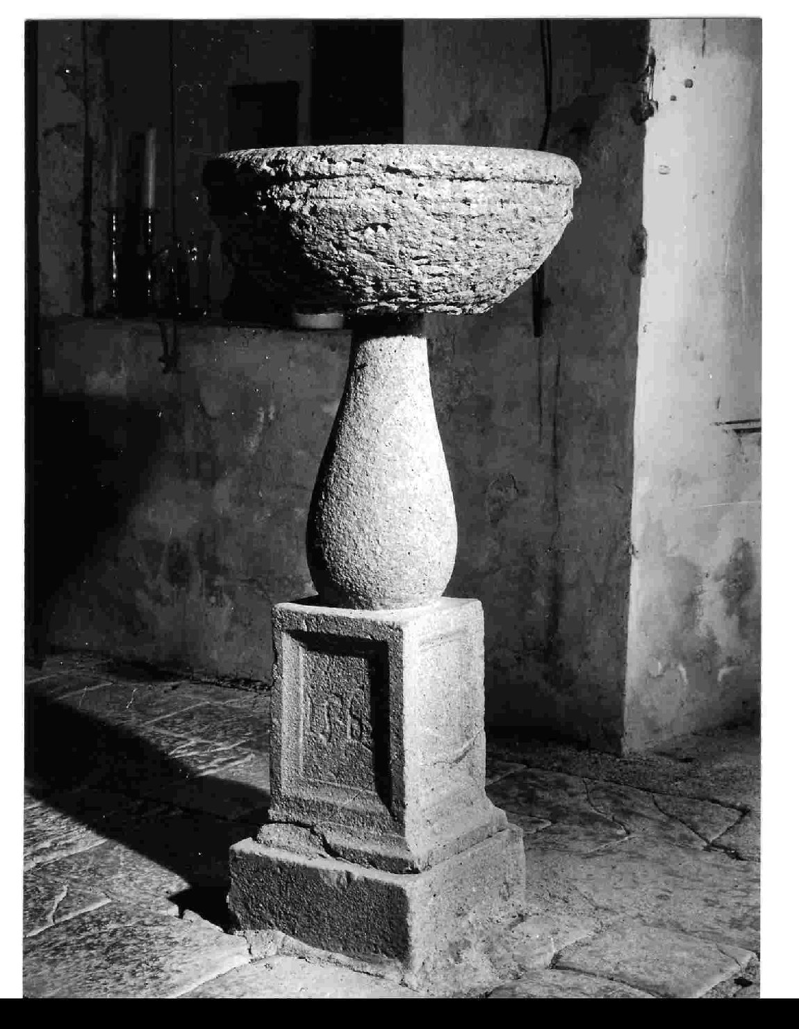 acquasantiera, opera isolata - bottega umbra (sec. XVI)