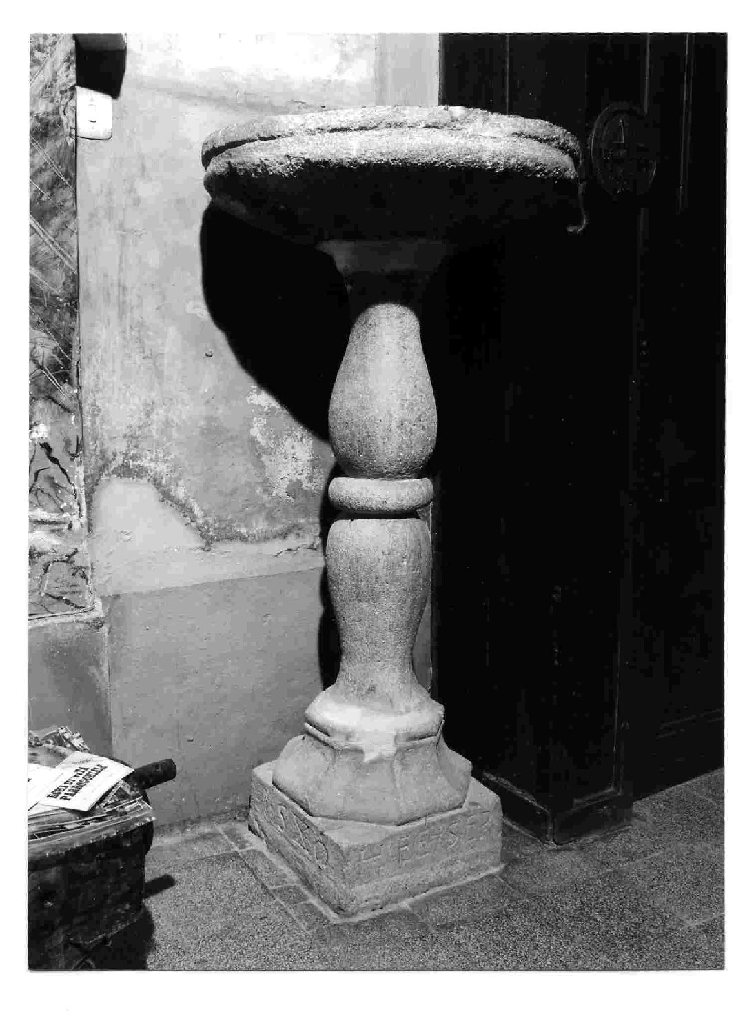 acquasantiera, opera isolata - bottega umbra (sec. XVI)