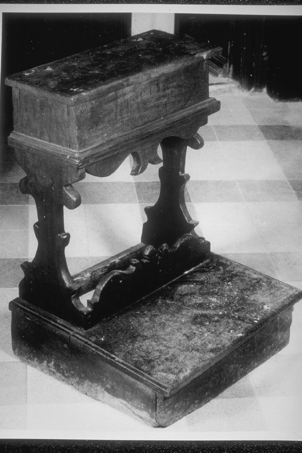inginocchiatoio, opera isolata - bottega umbra (sec. XVIII)