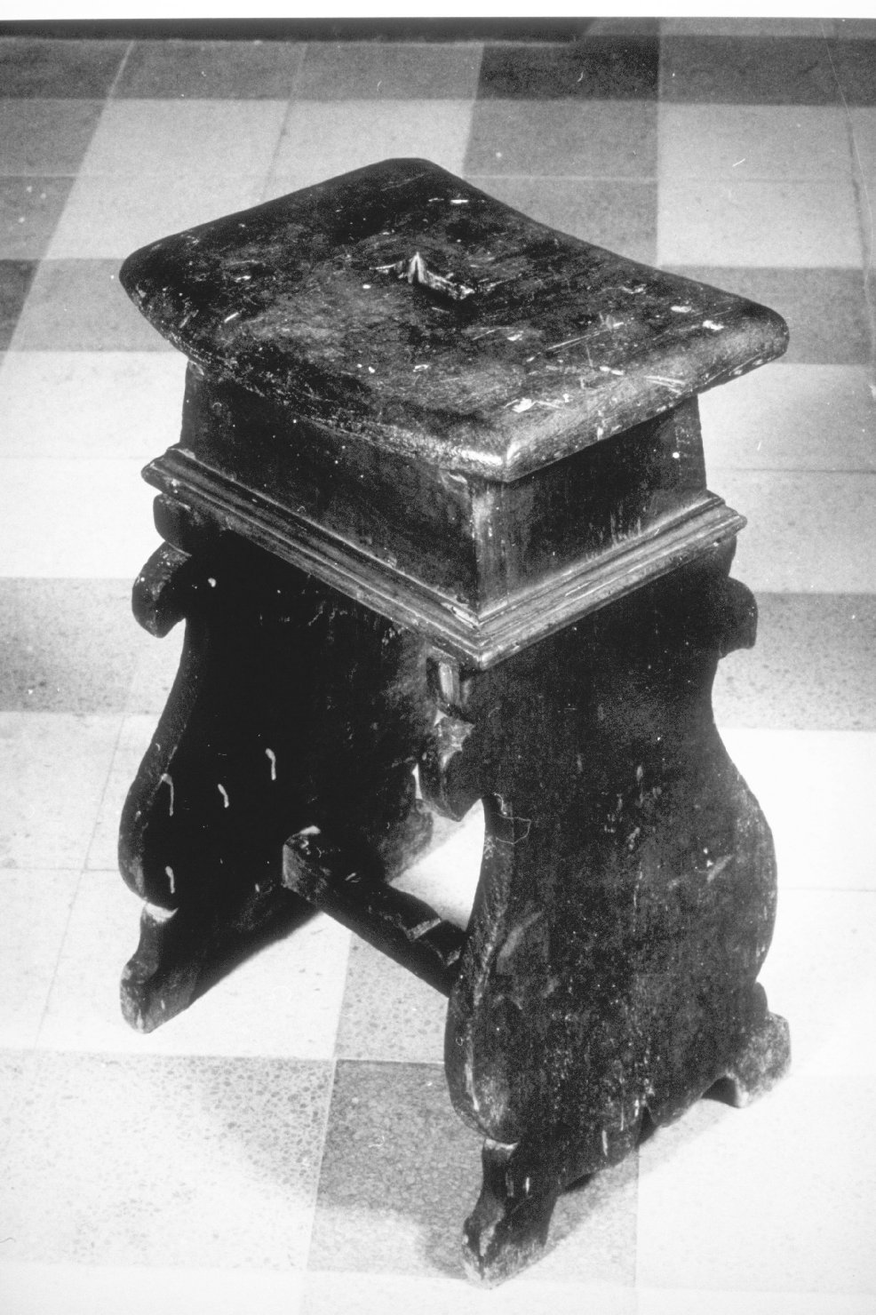 sgabello, opera isolata - bottega umbra (sec. XVIII)