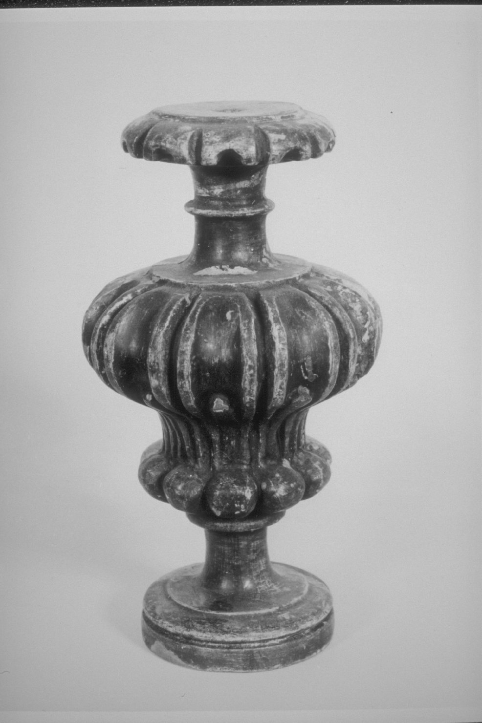 vaso d'altare con composizione floreale, coppia - bottega umbra (seconda metà sec. XVII)