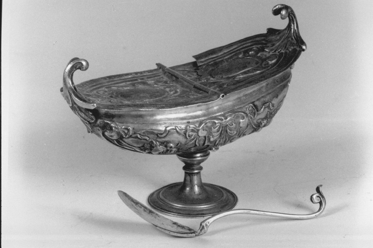 navicella portaincenso, elemento d'insieme - bottega umbra (sec. XVII)