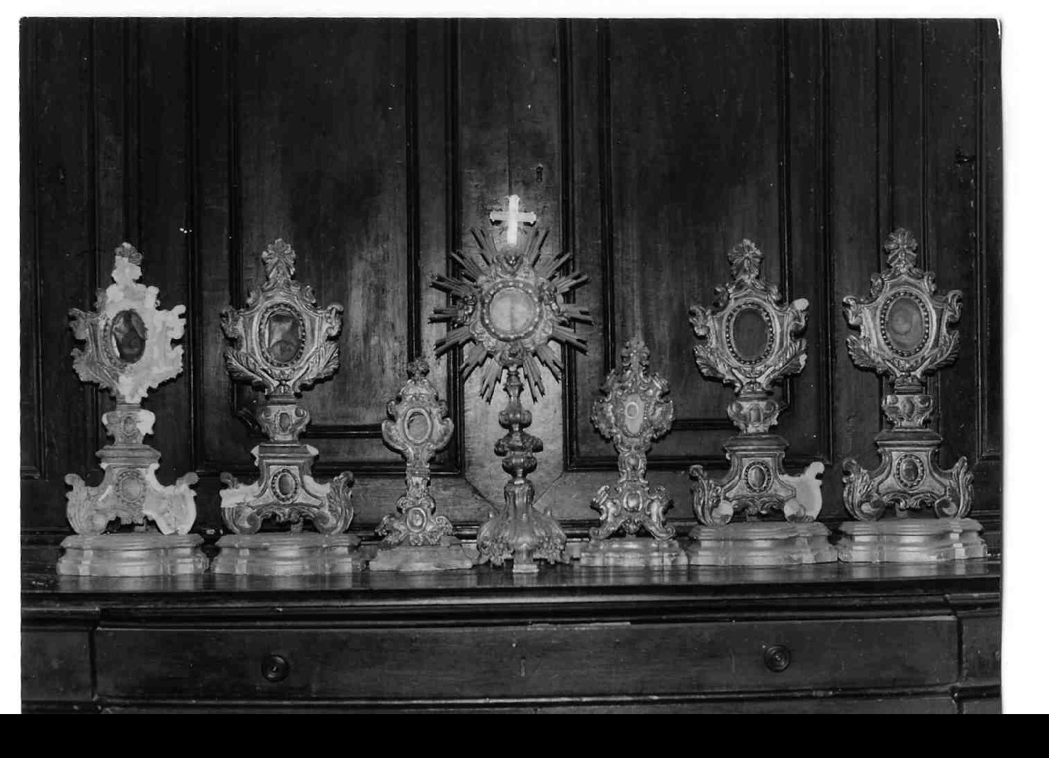 reliquiario, serie - bottega Italia centrale (sec. XVII)