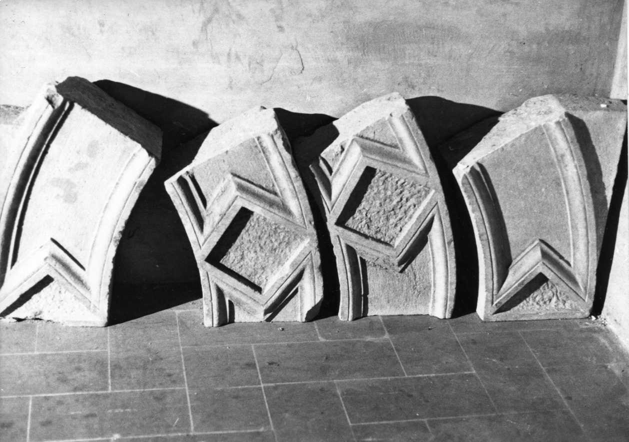 mostra di portale, frammento - bottega Italia centrale (sec. XIV)