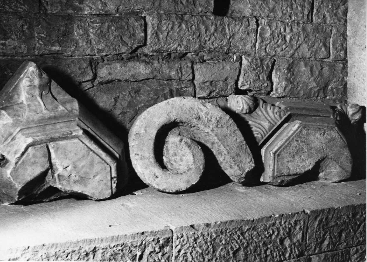 decorazione plastica, frammento - bottega Italia centrale (sec. XIV)