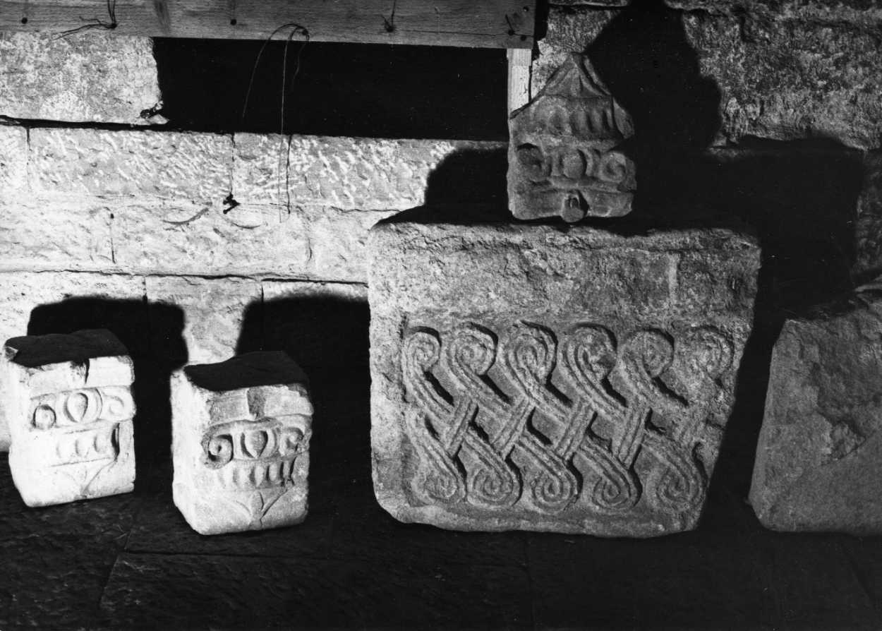 decorazione plastica, frammento - bottega Italia centrale (sec. XV)