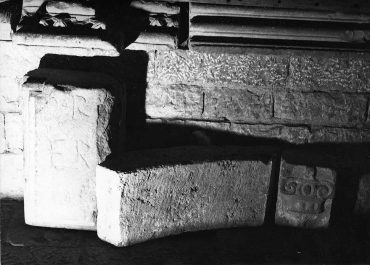 lapide, frammento - bottega Italia centrale (sec. XVI)