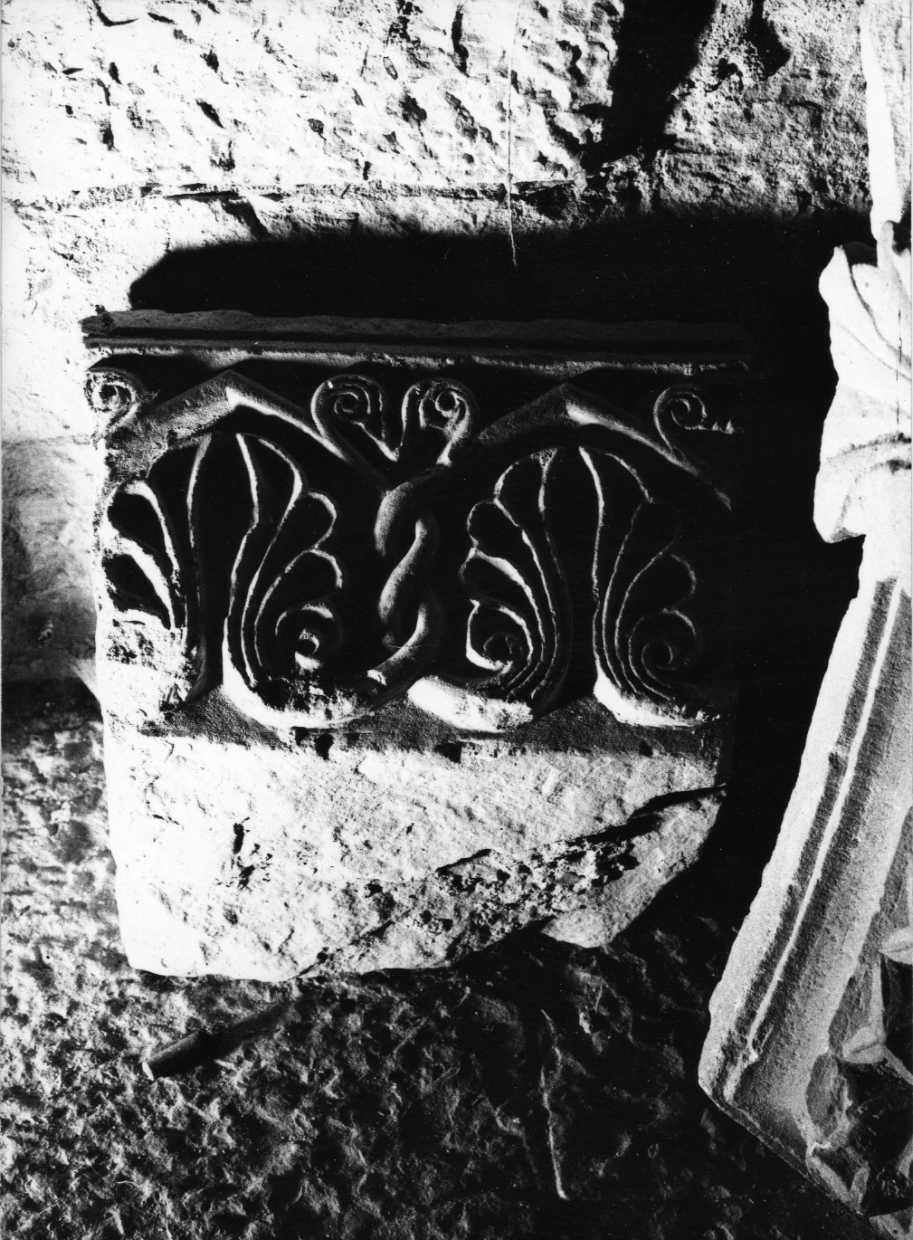 decorazione plastica, frammento - bottega Italia centrale (sec. XV)