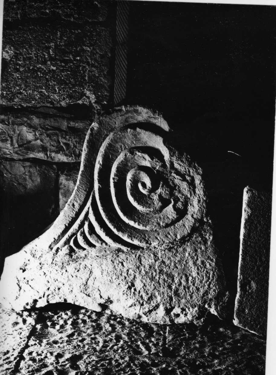 mensola, frammento - bottega Italia centrale (sec. XIV)