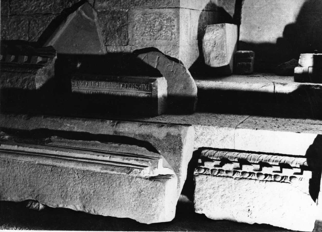 lapide, frammento - bottega Italia centrale (sec. XV)