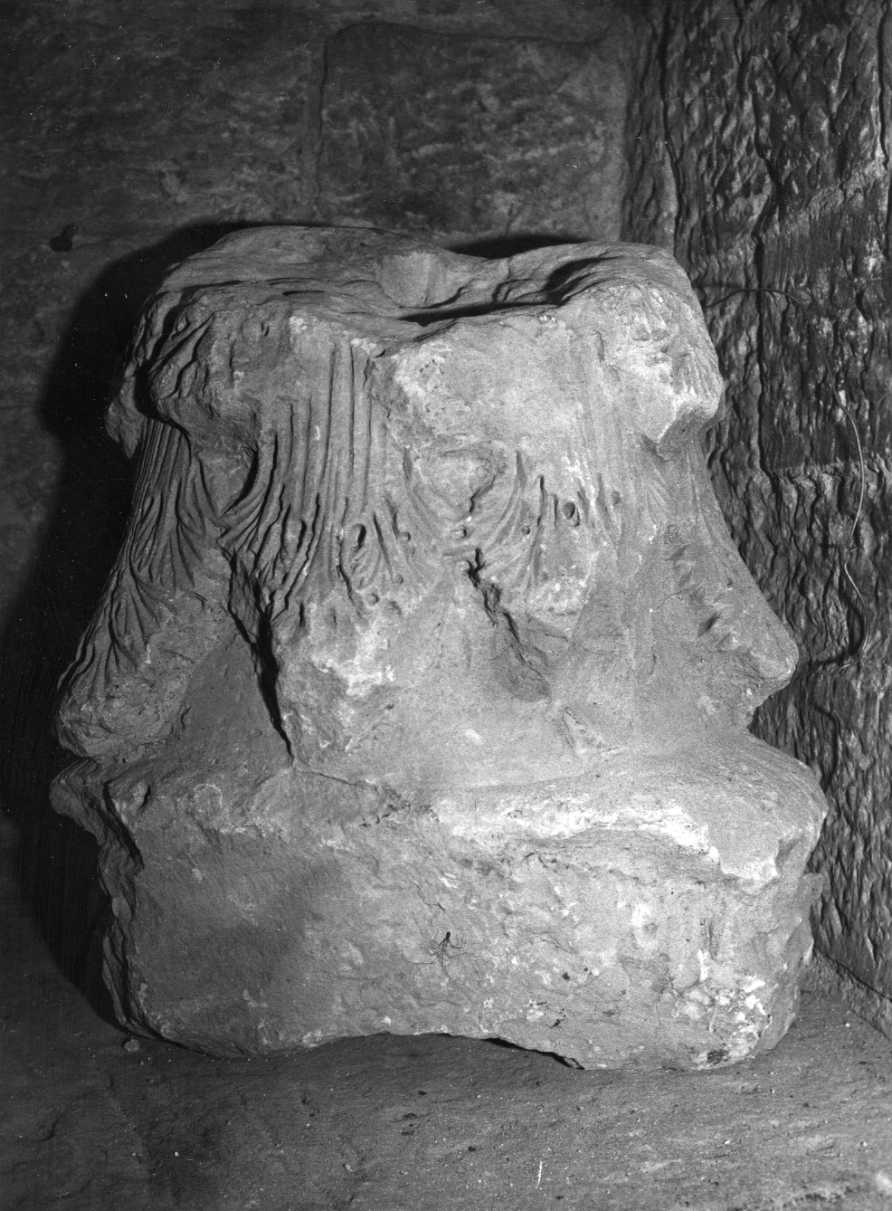 capitello, frammento - bottega Italia centrale (secc. XIV/ XV)