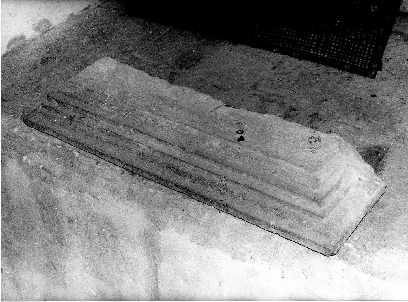 cornice, frammento - bottega Italia centrale (sec. XVI)