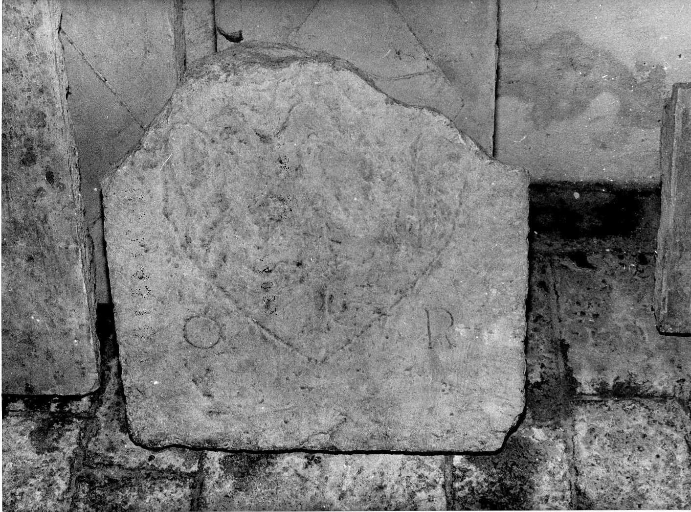 lastra tombale, frammento - bottega Italia centrale (sec. XIV)