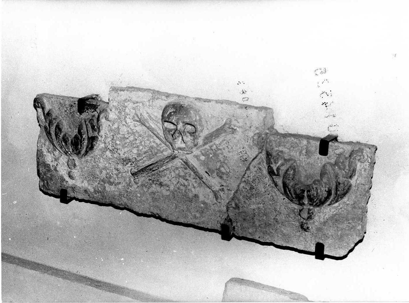 lastra tombale, frammento - bottega Italia centrale (sec. XVII)