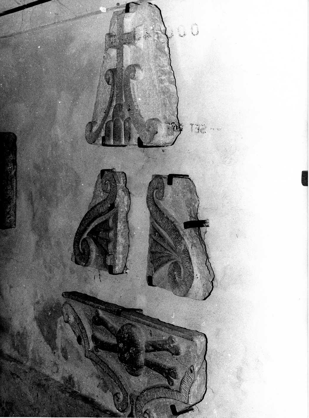 lapide tombale, frammento - bottega Italia centrale (sec. XVII)