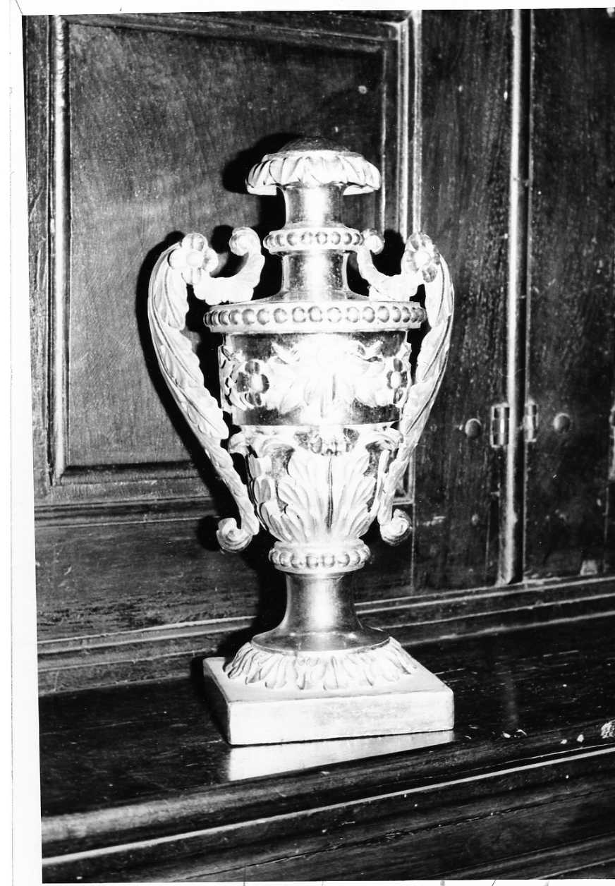 vaso d'altare con composizione floreale, serie - bottega umbra (sec. XVIII)