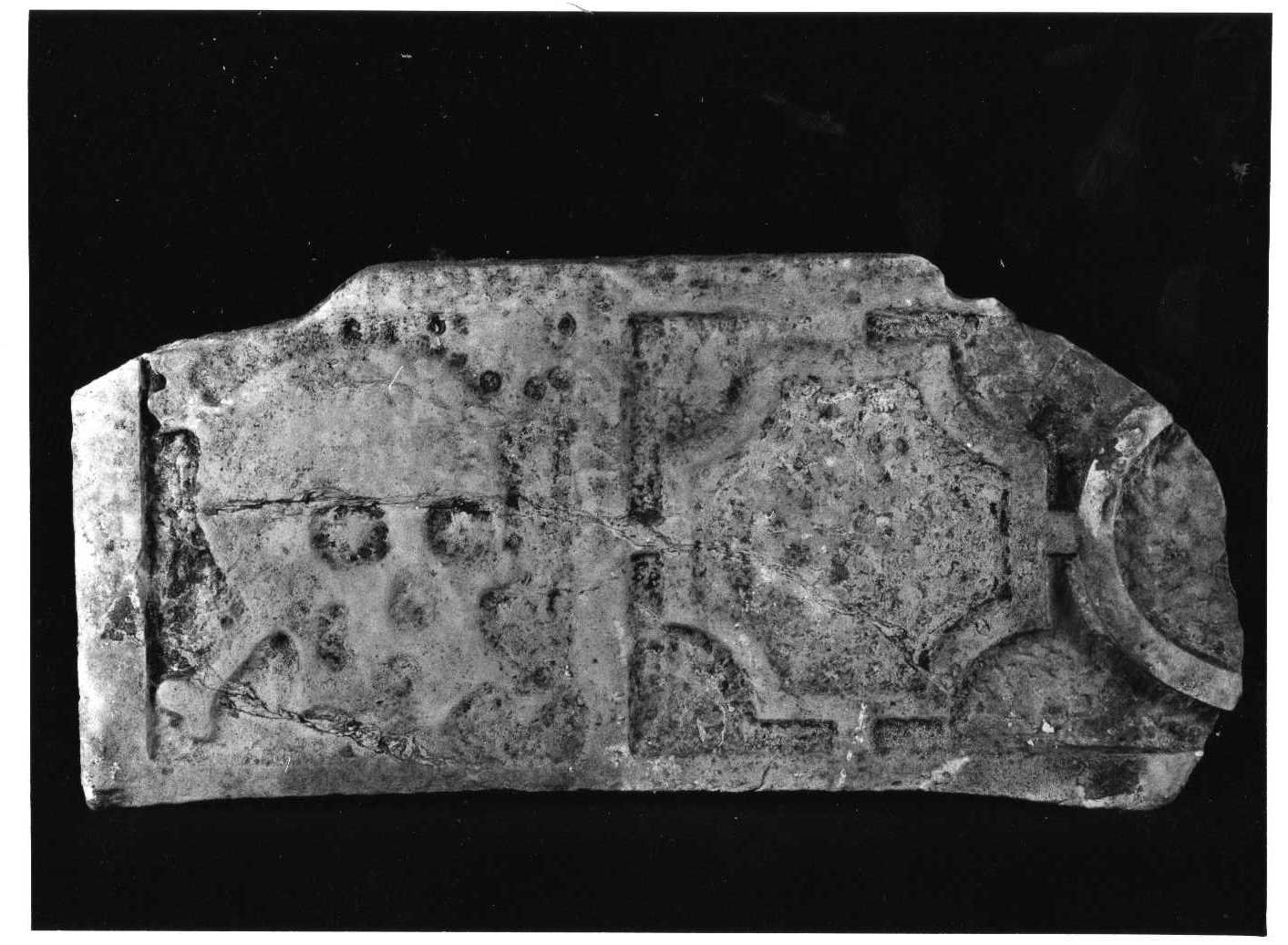 lapide tombale, frammento - bottega Italia centrale (secc. XIV/ XV)