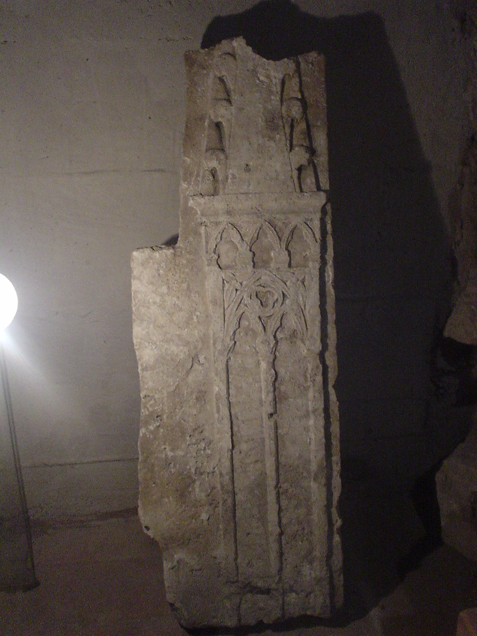 decorazione plastica, frammento - bottega Italia centrale (secc. III/ XV)