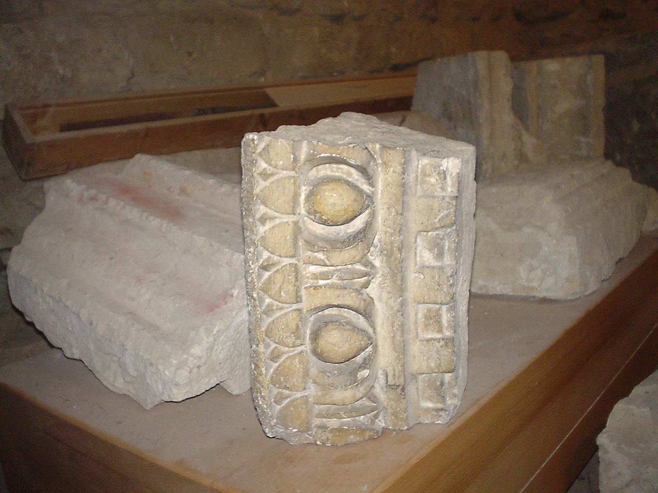 Frammento (b) (decorazione plastica, frammento) - bottega Italia centrale (secc. XII/ XIV)