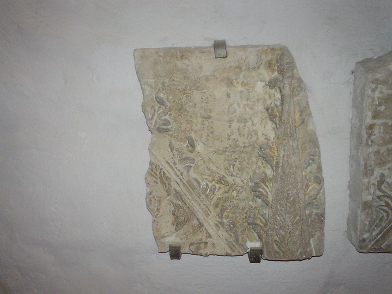 decorazione plastica, frammento - bottega Italia centrale (sec. XV)