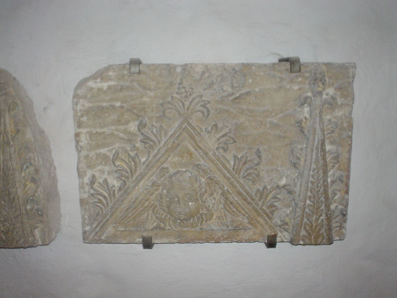 decorazione plastica, frammento - bottega Italia centrale (sec. XV)