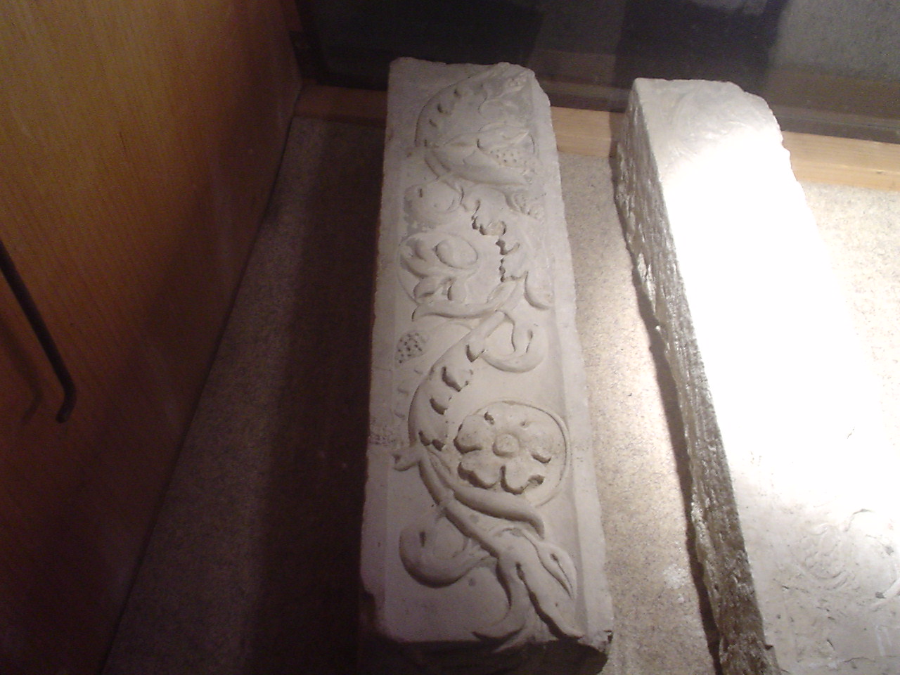 decorazione plastica, frammento - bottega Italia centrale (secc. III/ XV)