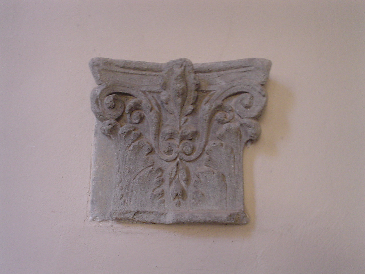 decorazione plastica, frammento - bottega Italia centrale (secc. III/ XV)