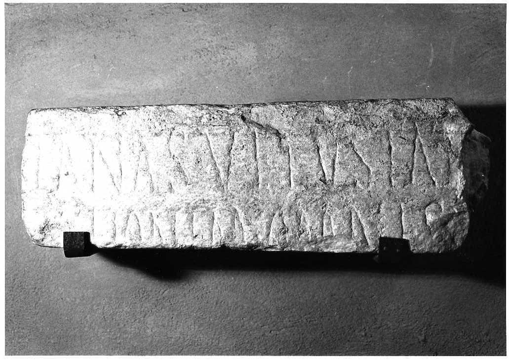 lapide, frammento - bottega Italia centrale (secc. I/ XV)