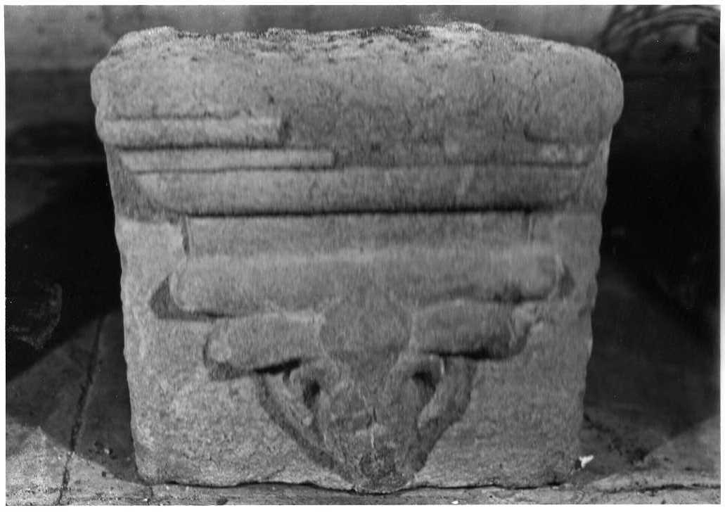 capitello, frammento - bottega Italia centrale (sec. XV)