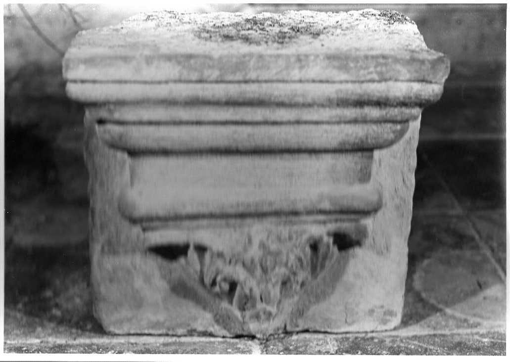 capitello, frammento - bottega Italia centrale (sec. XV)