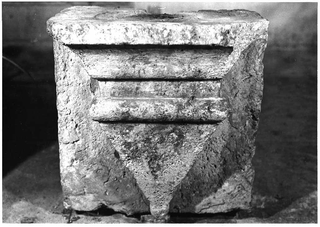 capitello, frammento - bottega Italia centrale (sec. XV)