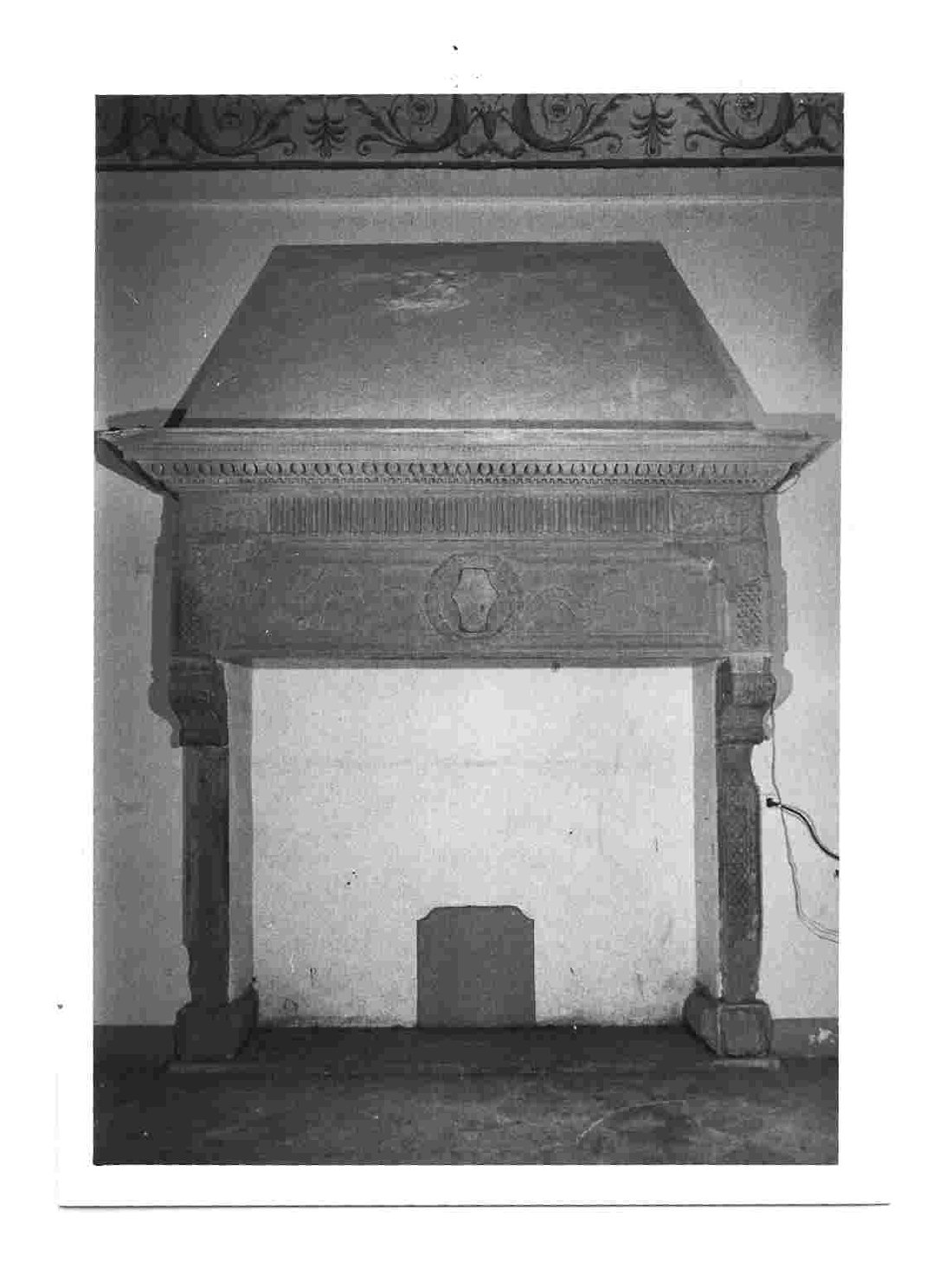 mostra di camino, opera isolata - bottega umbra (metà sec. XVI)