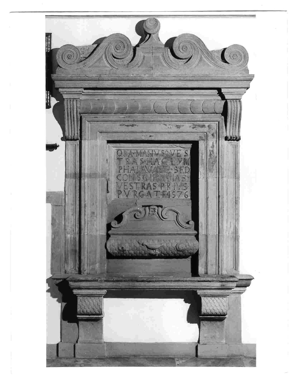 lavabo da sacrestia, opera isolata - bottega Italia centrale (sec. XVI)