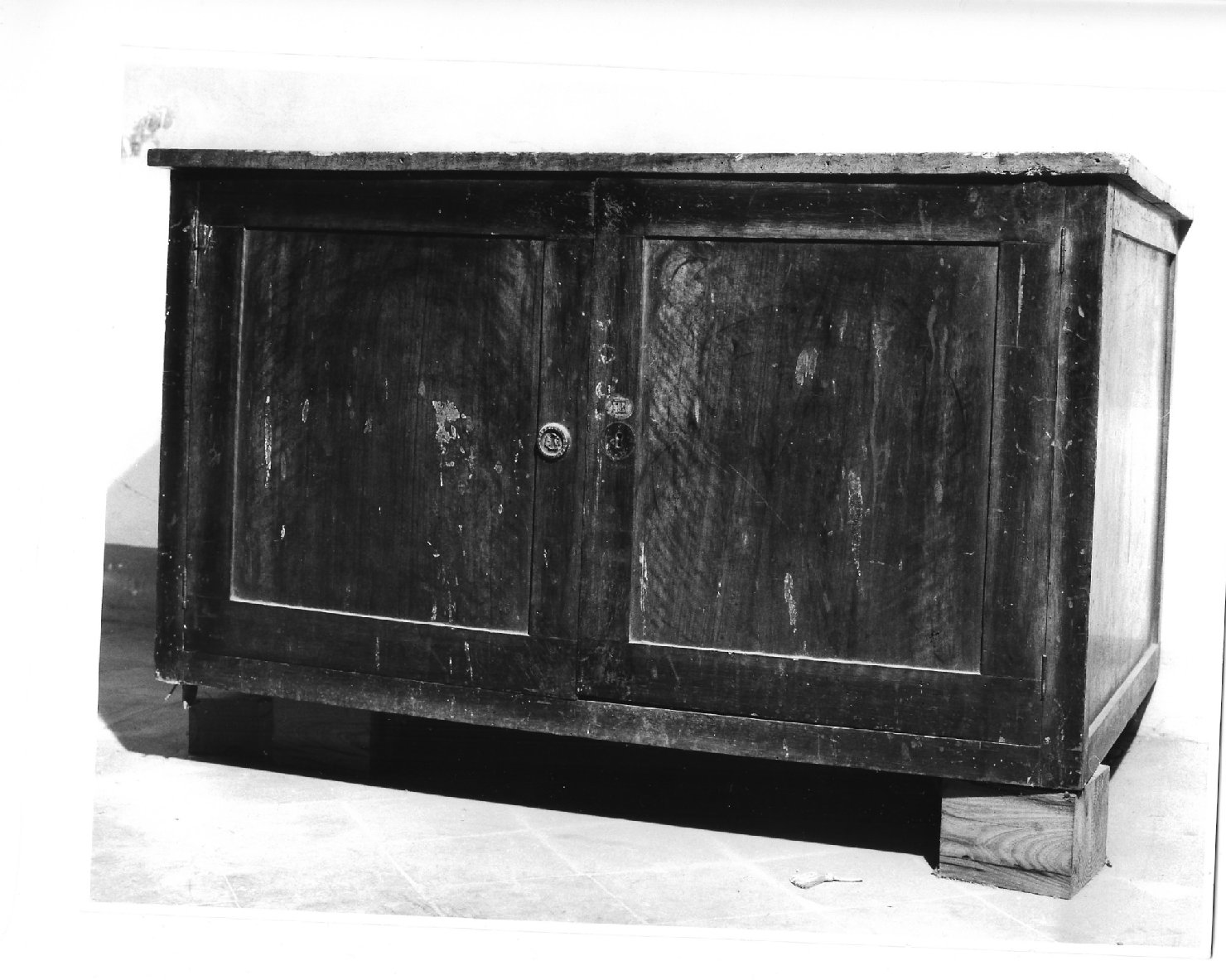 credenza, opera isolata - bottega Italia centrale (fine/inizio secc. XIX/ XX)