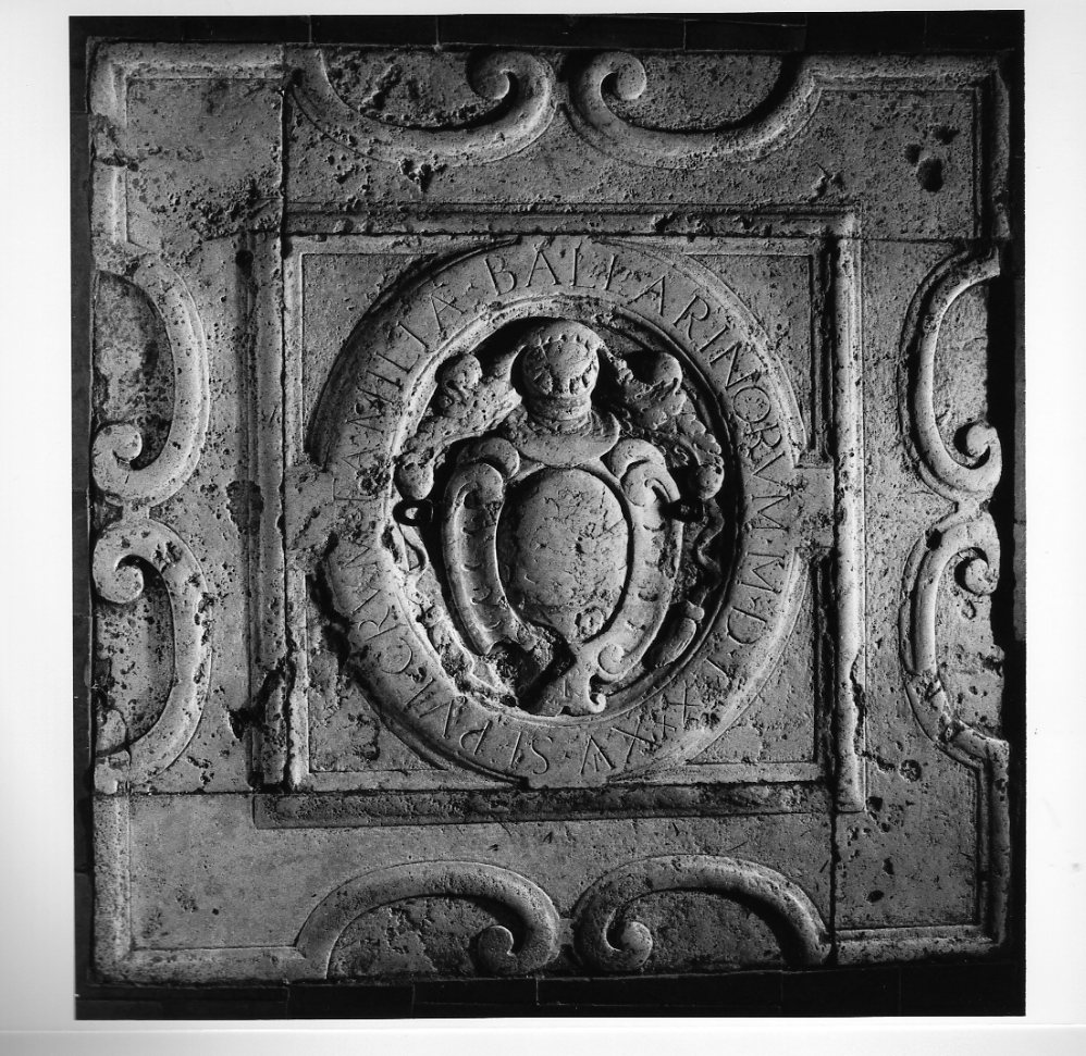 stemma gentilizio (lapide tombale, opera isolata) - bottega umbra (sec. XVI)