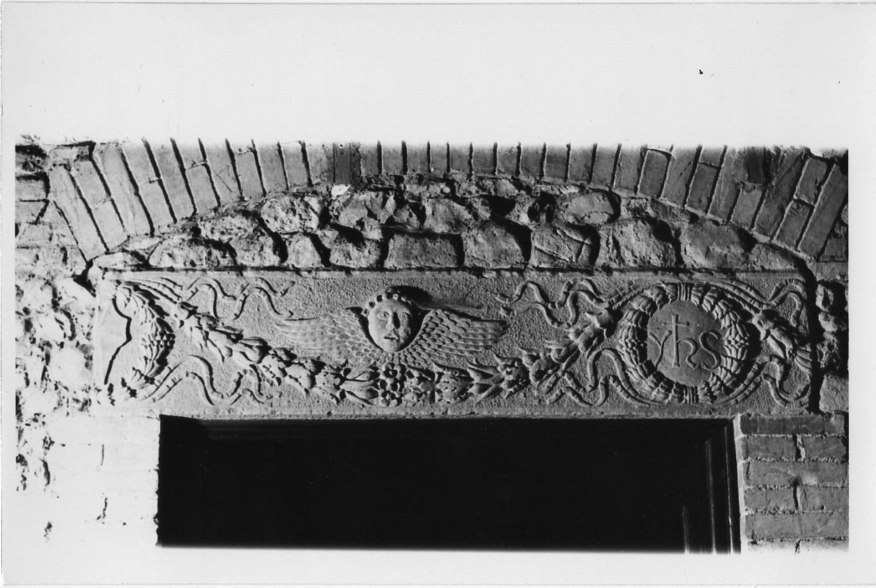 cherubino con festone vegetale (architrave di porta, opera isolata) - bottega Italia centrale (sec. XVI)