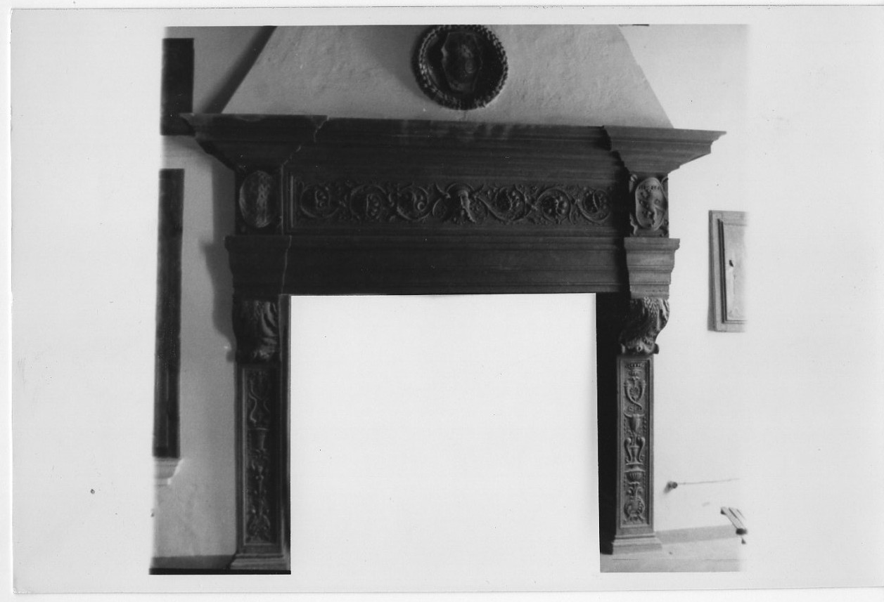 camino, opera isolata - bottega Italia centrale (sec. XVI)