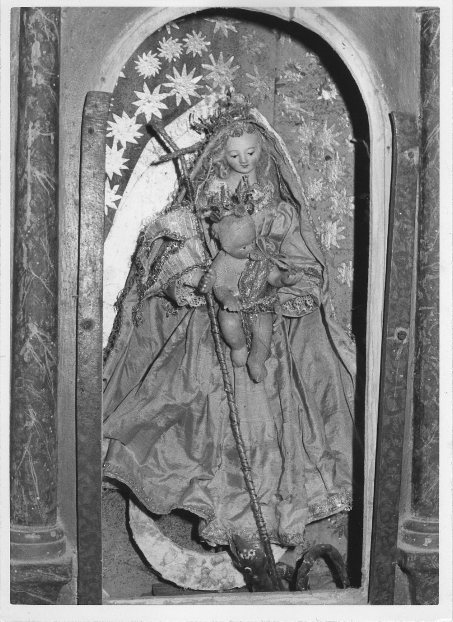 Madonna con Bambino (statua, opera isolata) - bottega italiana (sec. XVIII)