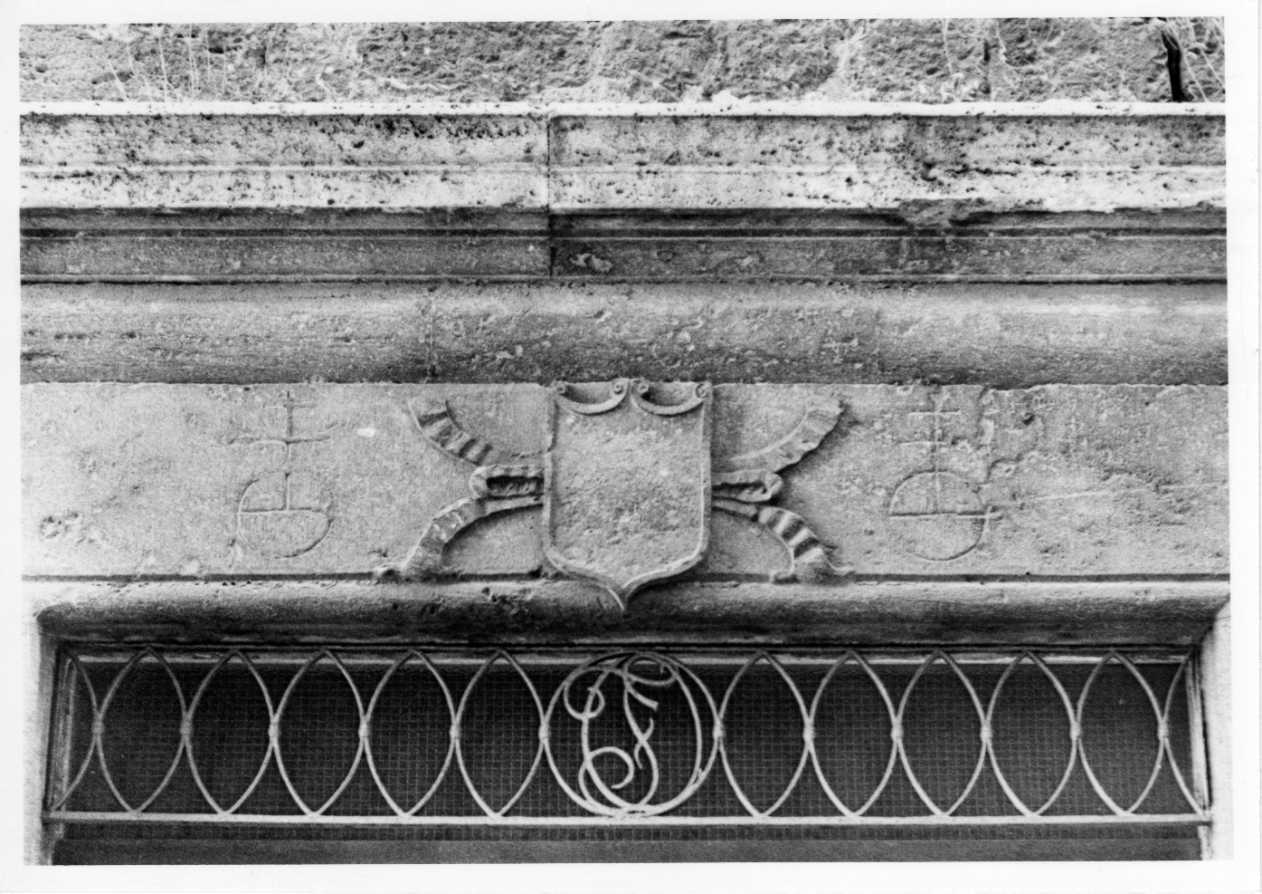 stemma (architrave, elemento d'insieme) - bottega umbra (fine/inizio secc. XV/ XVI)