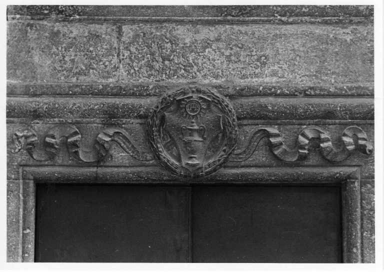 stemma in clipeo laureato (architrave, opera isolata) - bottega umbra (sec. XV)