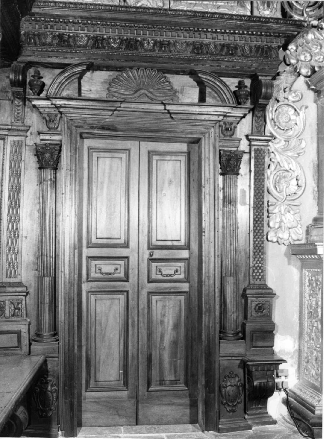 porta, elemento d'insieme - bottega umbra (sec. XVII)