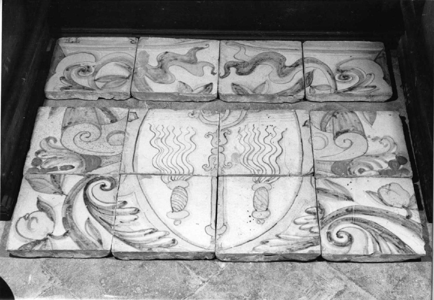 Stemma di Sant'Agostino (mattonella, serie) - bottega umbra (sec. XVIII)