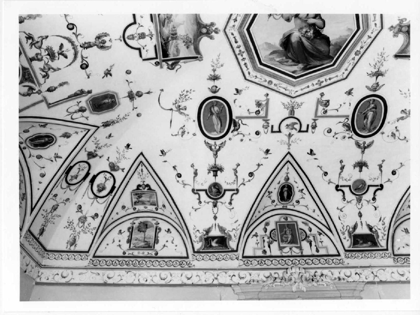 grottesche con figure allegoriche, paesaggi ed uccelli, allegoria della Pr udenza (decorazione pittorica, ciclo) di Savini Salvio (attribuito) (ultimo quarto sec. XVI)